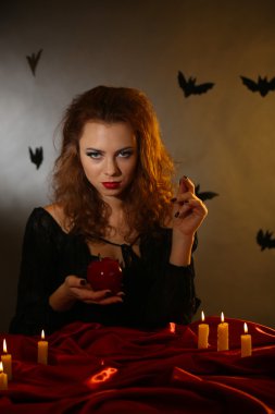 koyu arka plan üzerinde Halloween cadı