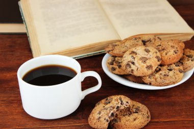 kurabiye ve kitaplar ile kahve