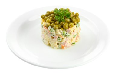 Geleneksel Rus salatası Olivier, beyaz üzerine izole edilmiş.