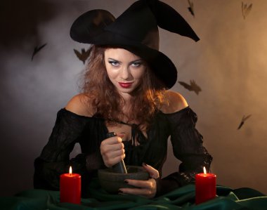 koyu arka plan üzerinde Halloween cadı