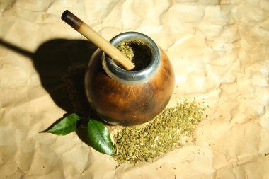 su kabakları ve bombilla eski kağıt arka plan üzerinde yerba dostum ile