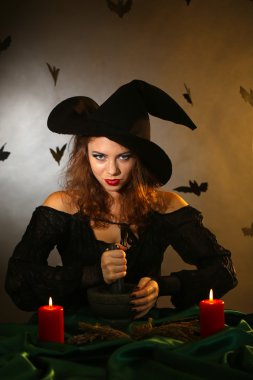 koyu arka plan üzerinde Halloween cadı