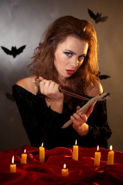 koyu arka plan üzerinde Halloween cadı