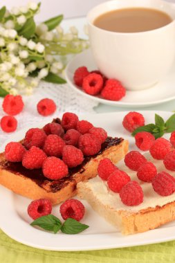 Ahududu tablo yakın çekim üzerinde lezzetli ekmek