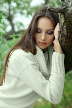 ağacın yanında genç bir kadın