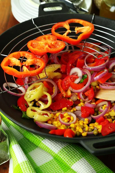 Gemüse im Wok auf Holztisch in Großaufnahme — Stockfoto