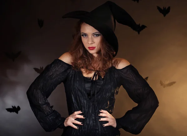Bruxa de Halloween no fundo escuro — Fotografia de Stock