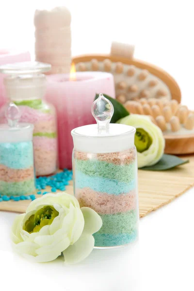 Sales aromáticas en frascos de vidrio y tratamiento de spa, sobre estera de bambú, aisladas sobre blanco — Foto de Stock