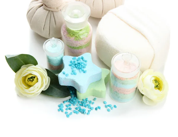 Sali aromatici in bottiglie di vetro e palline di impacco alle erbe per il trattamento termale, isolati su bianco — Foto Stock