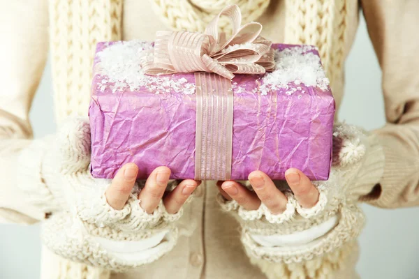 Mujer con caja de regalo —  Fotos de Stock