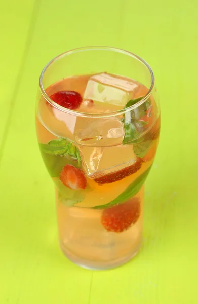 Basil limonade met aardbei in glas, op een houten achtergrond kleur — Stockfoto