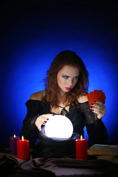 Хэллоуинская ведьма на темно-синем фоне — стоковое фото