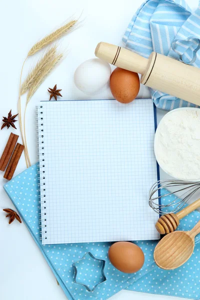 Conceito de cozinha. Ingredientes básicos de cozimento e ferramentas de cozinha de perto — Fotografia de Stock