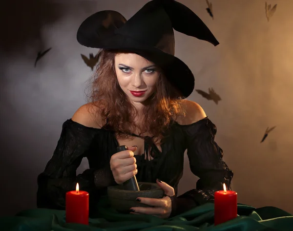 Halloween czarownica na ciemnym tle — Zdjęcie stockowe