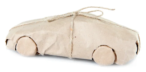 Coche envuelto en papel kraft marrón — Foto de Stock