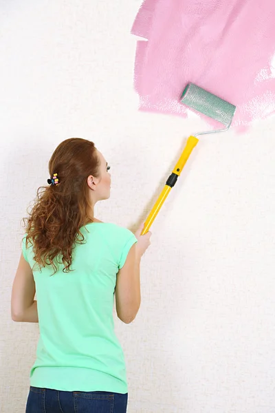 年轻女子油漆墙新公寓 — 图库照片