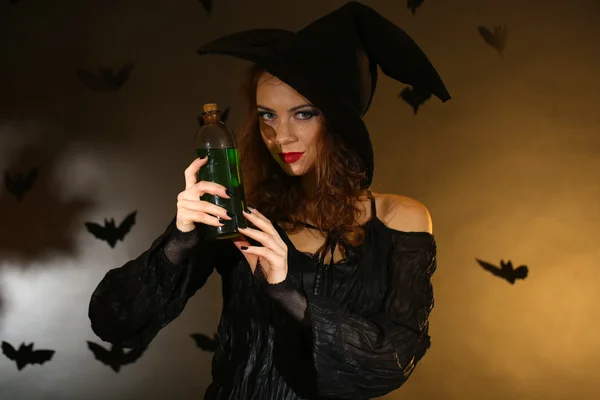 Strega di Halloween su sfondo scuro — Foto Stock