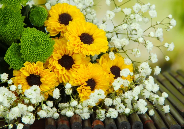 Красивые цветы на столе — стоковое фото