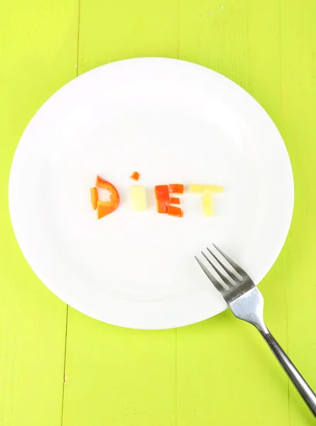 Slovo dieta lemované zeleninu na talíř na dřevěný stůl detail — Stock fotografie