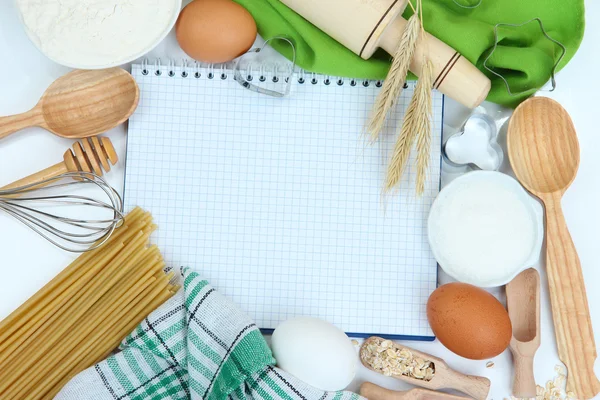 Концепция приготовления пищи. Основные ингредиенты для выпечки и кухонные инструменты — стоковое фото