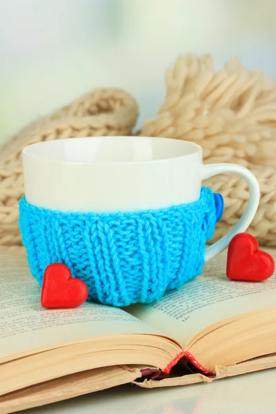 Cup and open book — Stock Photo, Image