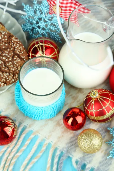 Hermosa composición navideña con primer plano de leche —  Fotos de Stock