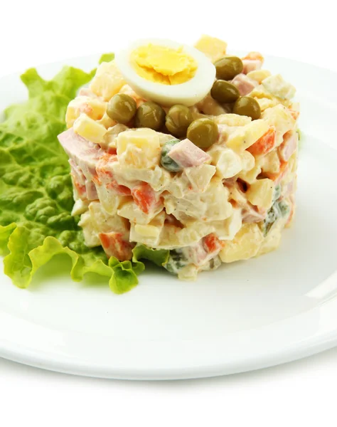 Russische traditionele salade Olivier, geïsoleerd op wit — Stockfoto