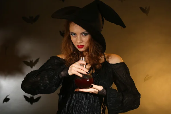 Strega di Halloween su sfondo scuro — Foto Stock