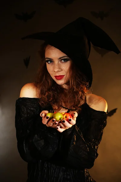 Halloween čarodějnice na tmavém pozadí — Stock fotografie