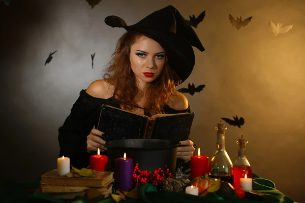 Koyu arka plan üzerinde Halloween cadı — Stockfoto