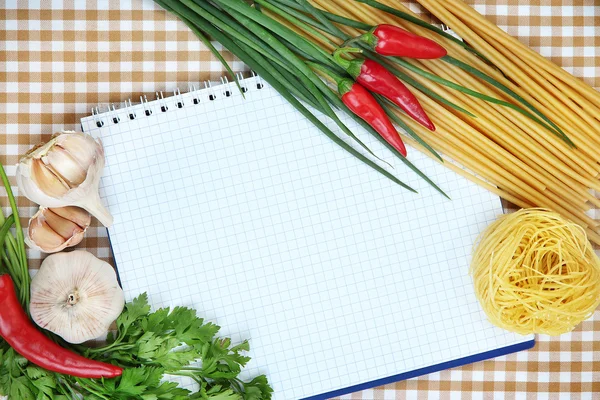 Koken concept. boodschappen met lege kookboek close-up — Stockfoto