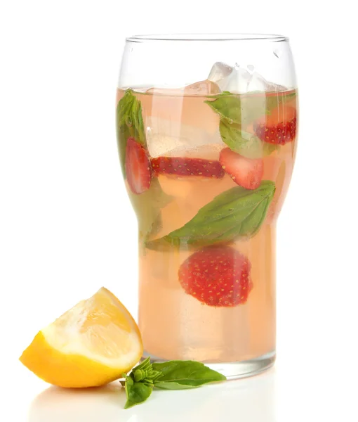 Limonata di basilico con fragola in vetro, isolata su bianco — Foto Stock