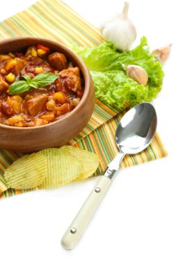 biberli Mısır carne - beyaz izole peçete üzerinde ahşap kase geleneksel Meksika yemeği