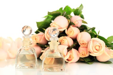 güzel bir buket gül ve parfüm, üzerinde beyaz izole