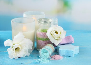 mavi zemin üzerine cam şişelerde aromalı tuzları ile kompozisyon