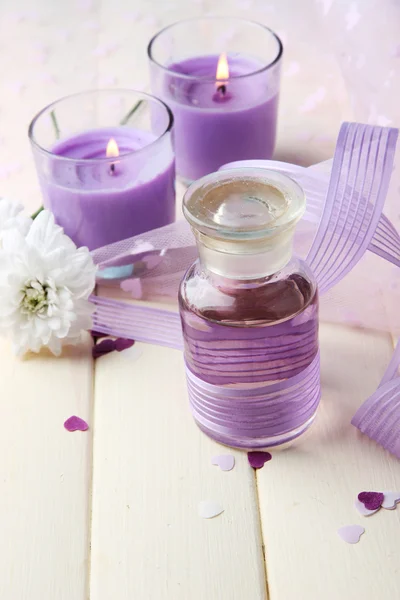 Botellas de vidrio con esencia de color, sobre fondo claro — Foto de Stock