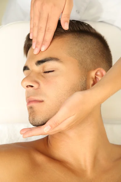 Мужчина с массажем головы вблизи — стоковое фото