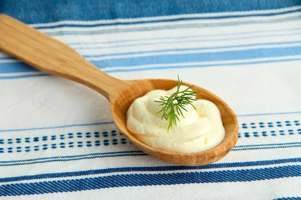 Crema agria en cuchara de primer plano —  Fotos de Stock