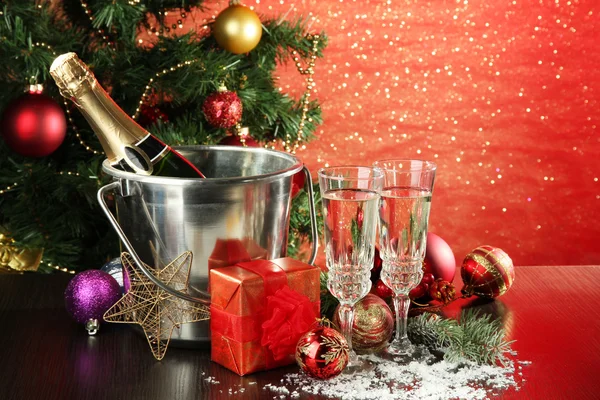 Composição com decorações de Natal e dois copos de champanhe, em fundo brilhante — Fotografia de Stock