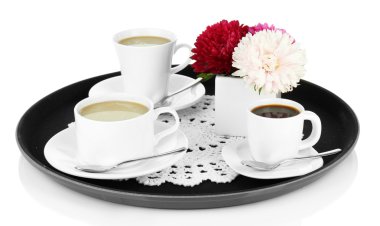 Kahve üzerine beyaz izole tepsi