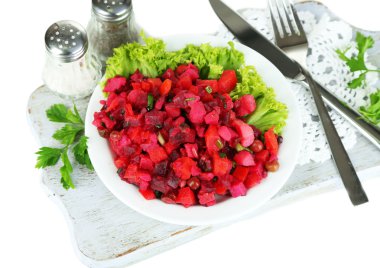 plaka üzerinde ahşap tahta üzerinde beyaz izole peçeteye pancar salatası