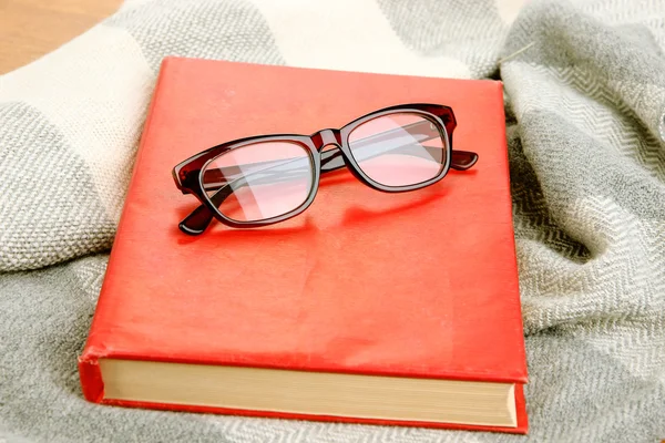 Composição com livro velho, óculos e xadrez em fundo de madeira — Fotografia de Stock