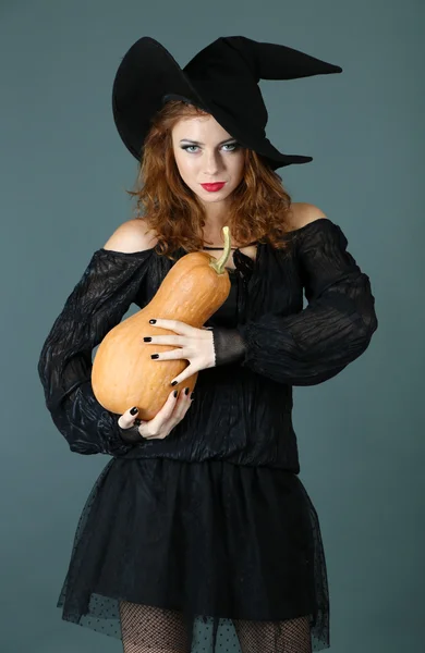 Halloween heks met bezem op grijze achtergrond — Stockfoto