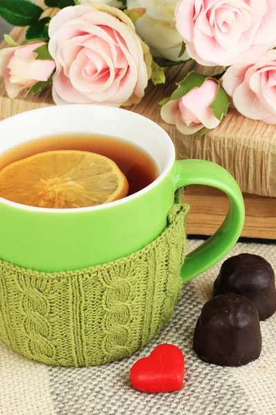 Чашка чая с трикотажной штукой на ней крупным планом — стоковое фото