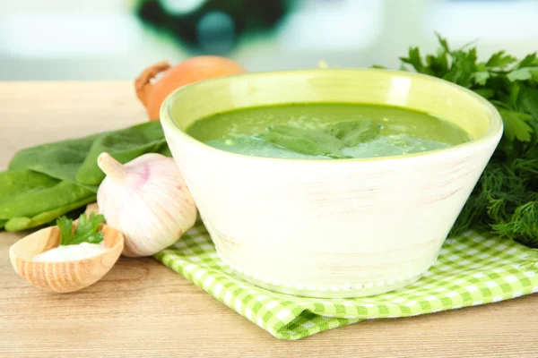 Smakelijke spinazie soep, op houten tafel — Stockfoto