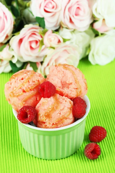 Delicious ice cream in bowl close-up — Stock Photo, Image