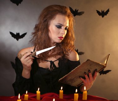 koyu arka plan üzerinde Halloween cadı