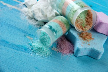 mavi zemin üzerine cam şişelerde aromalı tuzları