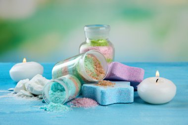 mavi zemin üzerine cam şişelerde aromalı tuzları ile kompozisyon