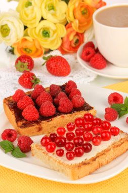 Tablo yakın çekim üzerinde meyveleri lezzetli ekmek